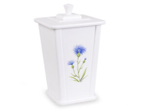 Vit urna med fyrkantig form och lock, dekorerad med blåklintsblommor – avsedd för aska efter kremering.