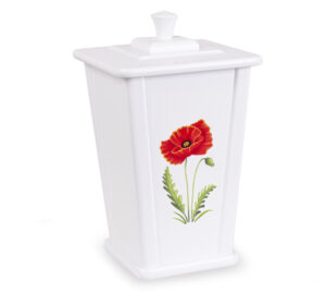 Vit urna med fyrkantig form och lock, dekorerad med en röd vallmoblomma på framsidan – avsedd för aska efter kremering.